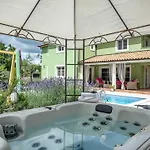 Beautiful Poolside In Villa