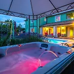 Villa Beautiful Poolside In