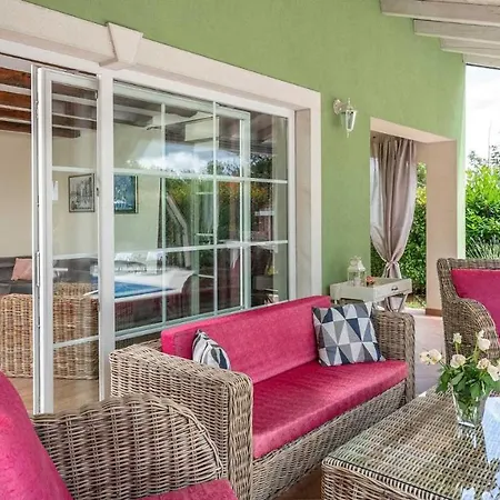 Villa Beautiful Poolside In *