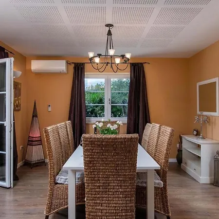 Beautiful Poolside In Villa *