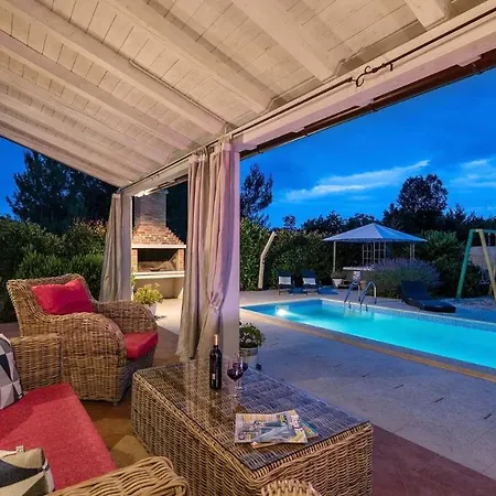 Beautiful Poolside In Βίλα Rakalj
