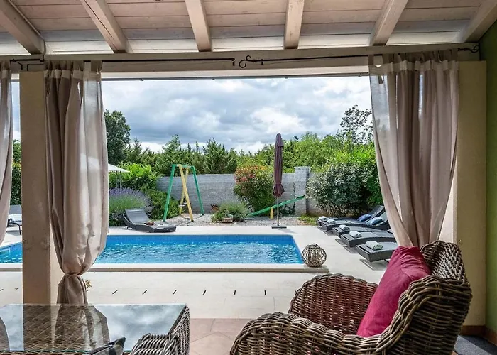Vila Beautiful Poolside In