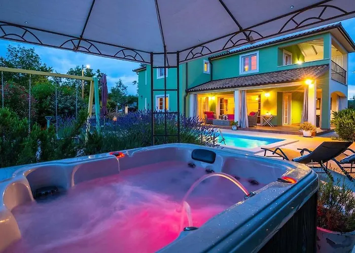 Vila Beautiful Poolside In