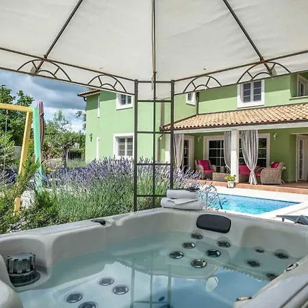 Beautiful Poolside In Villa