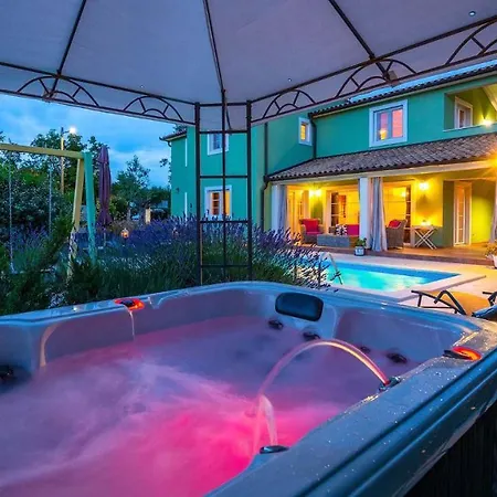Villa Beautiful Poolside In