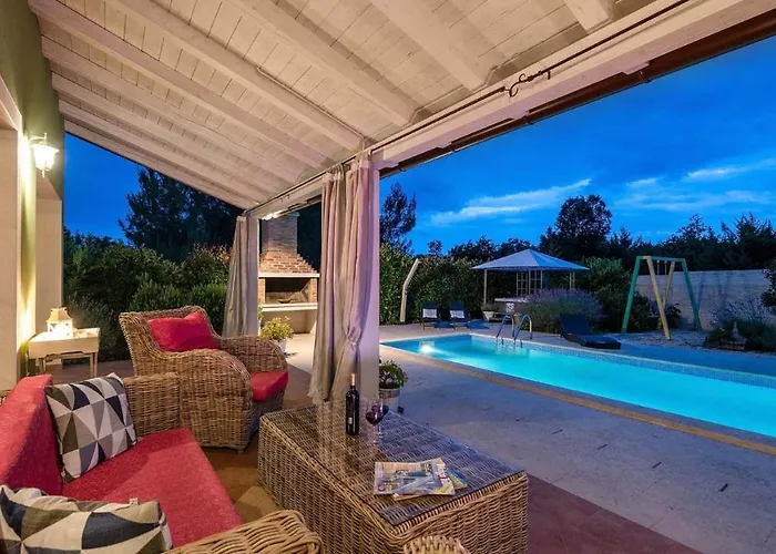 Beautiful Poolside In 빌라 Rakalj